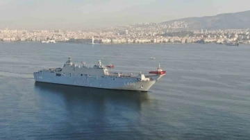 Dünyanın ilk silahlı insansız hava aracı İzmir’de, TCG Anadolu İzmir limanında havadan görüntülendi
