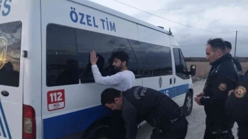 Dur ihtarına uymadı, polis aracına çarpıp kaçtı