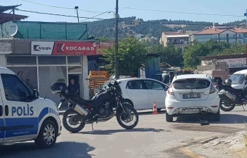 Dur ihtarına uymayan ehliyetsiz sürücü polis motosikletine çarptı
