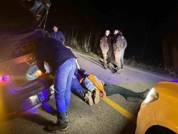 ‘Dur’ ihtarına uymayıp kaçarken kaza yaptılar: Uyuşturucu ile yakalandılar
