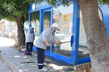 Duraklarda temizlik çalışmaları devam ediyor
