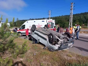 Düz yolda tepetaklak oldu: 5 yaralı
