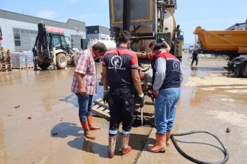 Düzce Belediyesi selin izlerini siliyor
