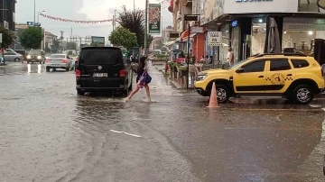 Etkili olan sağanakta yollar göle döndü