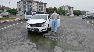 Düzce’de kaza sonrası refüje çıkan otomobil ağaca çarptı: 2 yaralı
