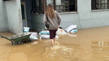 Düzce’de sağanak taşkına sebep oldu: Evleri su bastı
