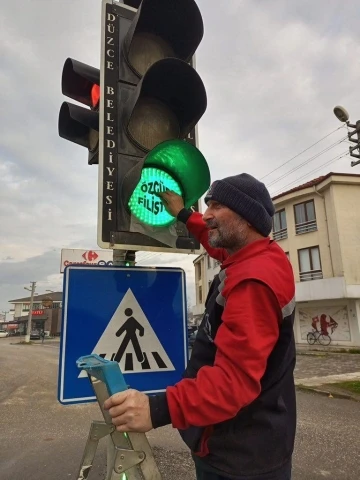 Düzce’de trafik ışıkları ’Özgür Filistin’ yazıları ile donatıldı
