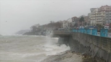 Düzce'de kuvvetli rüzgar, sağanak ve kar etkili oldu