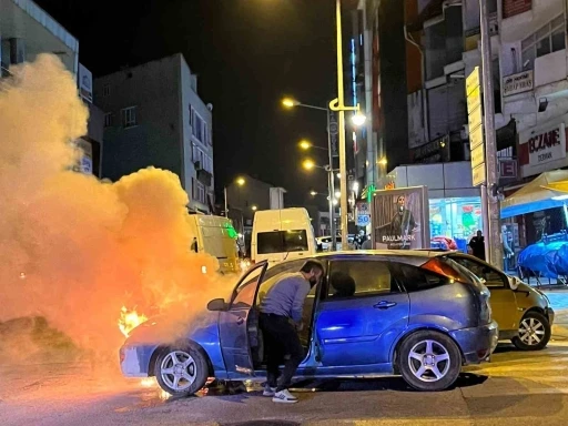 (Düzeltme) Cep telefonunu almak için yanan aracın içine girdi
