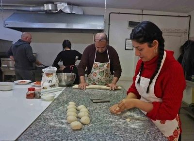 (Düzeltme) Erkekler hamur açıyor, kadınlar iş hayatına adım atıyor
