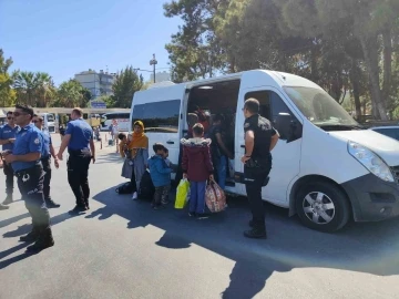 Düzensiz göçmenlerin cevabı polisi bile şaşırttı: &quot;Düğüne katılmak için geldik&quot;