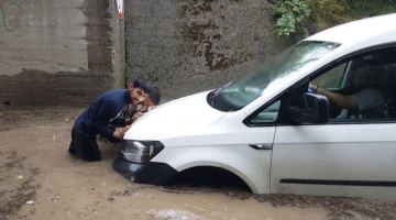 Edirne’de araçlar mahsur kaldı, vatandaş göle dönen yola olta attı
