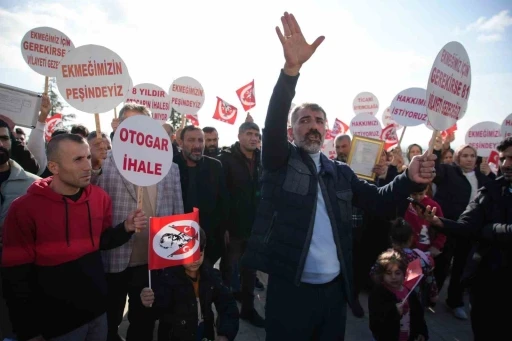 Çalışma ruhsatı iptal edilen turizm firması belediye önünde eylem yaptı