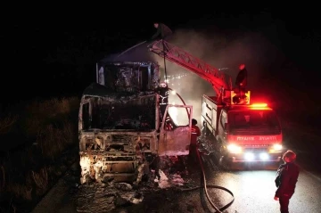 Edirne’de domates yüklü tır yanarak hurdaya döndü
