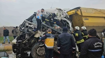 Edirne’de iki kamyonun çarpıştığı kazada bir sürücü feci şekilde hayatını kaybetti
