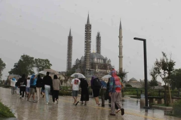 Edirne’de sıcak hava yerini yağmura bıraktı
