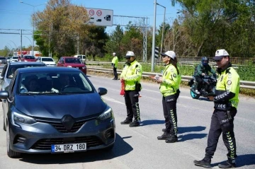 Edirne’de trafik polisleri sürücülerin bayramını kutladı
