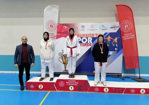 Edremit Anadolu İmam Hatip Lisesi Öğrencileri Taekwondo il müsabakalarında ödül kazandı
