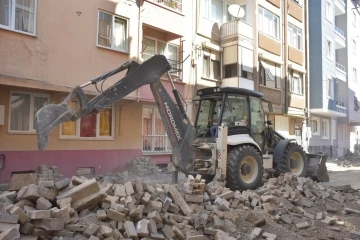 Edremit’te sokaklar parke taşlar ile örülüyor
