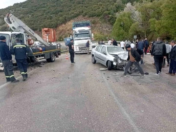 Eğirdir’de kamyonet ile otomobil çarpıştı: 5 yaralı
