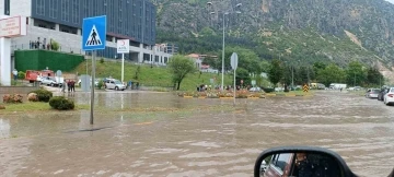 Eğirdir’de sağanak yağmur yolları göle çevirdi
