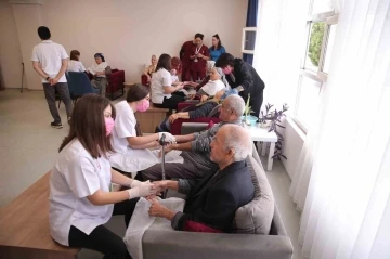 Eğitim gören büyüklere Alzheimer Yaşam Merkezi’nde cilt bakımı
