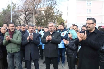 Eğitim sendikalarından öğretmenin darp edilmesi ve öğrencilere sigara satışına alkışlı protesto
