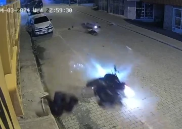 Ehliyetsiz motosikletlilerin kazasında iki sürücü yaralandı
