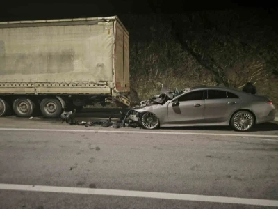 Ehliyetsiz ve alkollü sürücü, önce çekiciye sonra tıra çarptı
