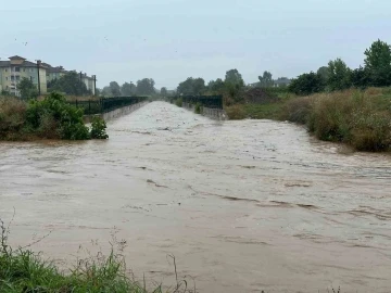 Ekipler, alarm seviyesini yükseltti 25 iş makinesi ve 100 personel sahada
