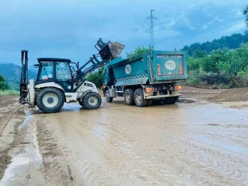 Ekipler sel sonrası bozulan yolları için yoğun mesai harcadı
