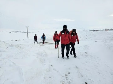 Ekipler, yolu kapanan mahalledeki hamile kadın için seferber oldu