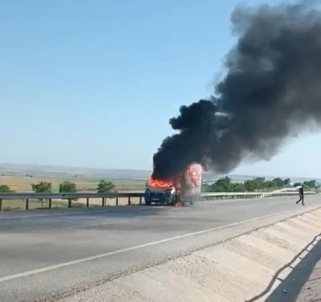 Ekmek dağıtım aracı yanarak kullanılmaz hale geldi
