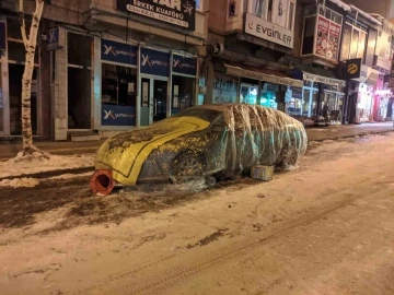 Eksi 9 derecede araçlar soğuktan battaniye ile korunuyor
