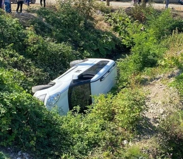 El freni çekilmeyen araç dereye düştü
