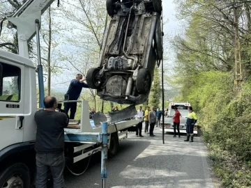 El freni çekilmeyen otomobil fındık tarlasına uçtu
