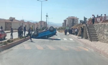 El frenini çekmeyi unuttu, geri geri giden araç takla attı
