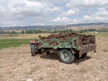 El frenini çekmeyi unuttuğu traktörün altında kaldı
