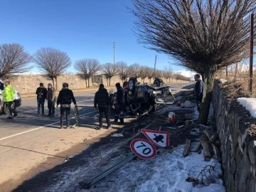 Elazığ  ağaca  çarpan hafif ticari araç ters döndü: 2 yaralı
