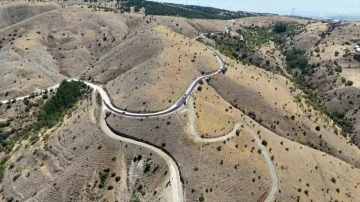 Elazığ Belediyesi, 8 mahallede sathi kaplama yol yapım çalışması gerçekleştiriyor
