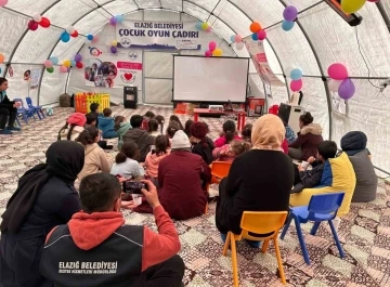 Elazığ Belediyesi kurduğu çocuk oyun çadırında depremin izlerini silmeye çalışıyor