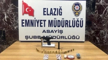 Elazığ’da 25 yıl kesinleşmiş hapis cezası bulunan şahıs, balkondan atlayarak kaçmaya çalıştı
