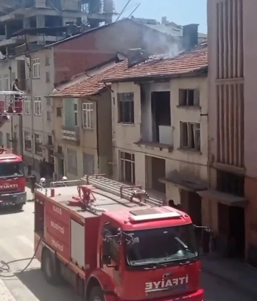 Elazığ’da çatı yangını, büyümeden söndürüldü
