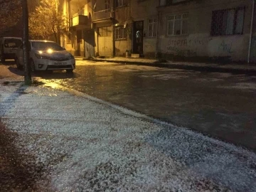 Elazığ’da dolu yağışı etkili oldu, iş yerlerini su bastı
