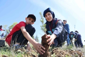 Elazığ’da jandarma ekipleri öğrencilerle birlikte fidan dikti
