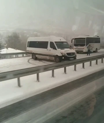 Elazığ’da kar yağışı sonrası araçlar yolda kaldı
