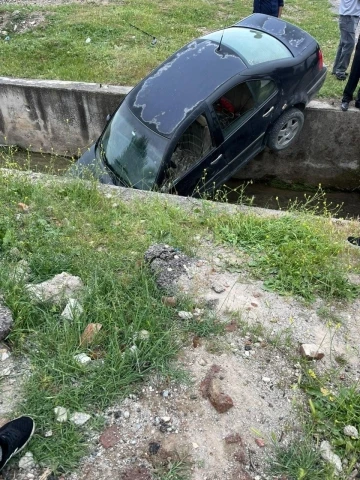 Elazığ’da kontrolden çıkan araç su kanalına düştü:1 yaralı
