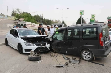 Elazığ’da otomobil ile hafif ticari araç kafa kafaya çarpıştı: 1 yaralı
