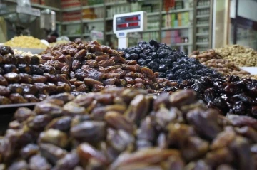 Elazığ’da Ramazan’ın vazgeçilmezi hurma tezgahlardaki yerini aldı
