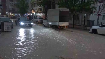 Elazığ’da sağanak etkili oldu, yollar göle döndü
